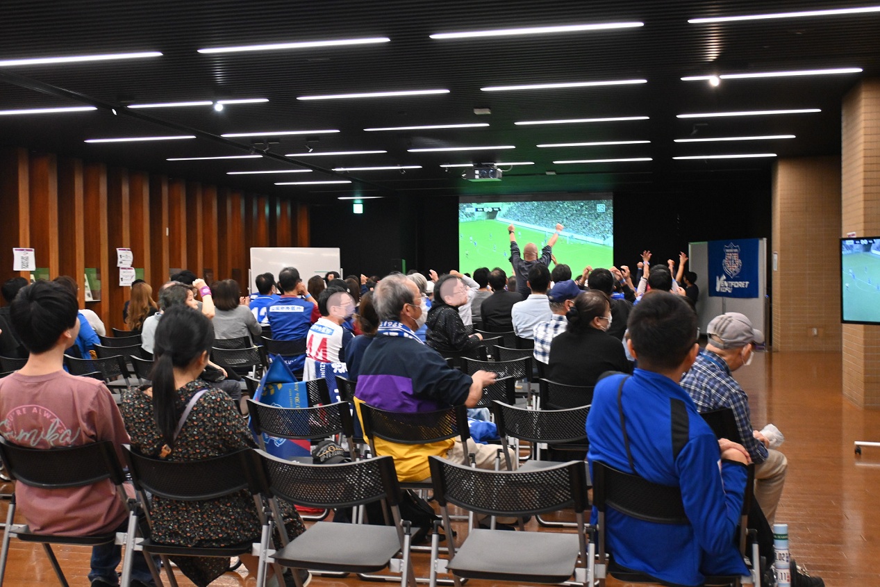 山梨県防災新館にてヴァンフォーレ甲府パブリックビューイング開催-地域に開かれたコミュニケーションの場としての役割を担って